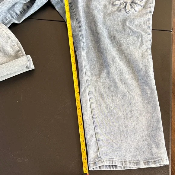 #PG923- Poppy & Grace Light Wash Cropped Capri with Daisy Appliqué- 18W - Picture 11 of 12